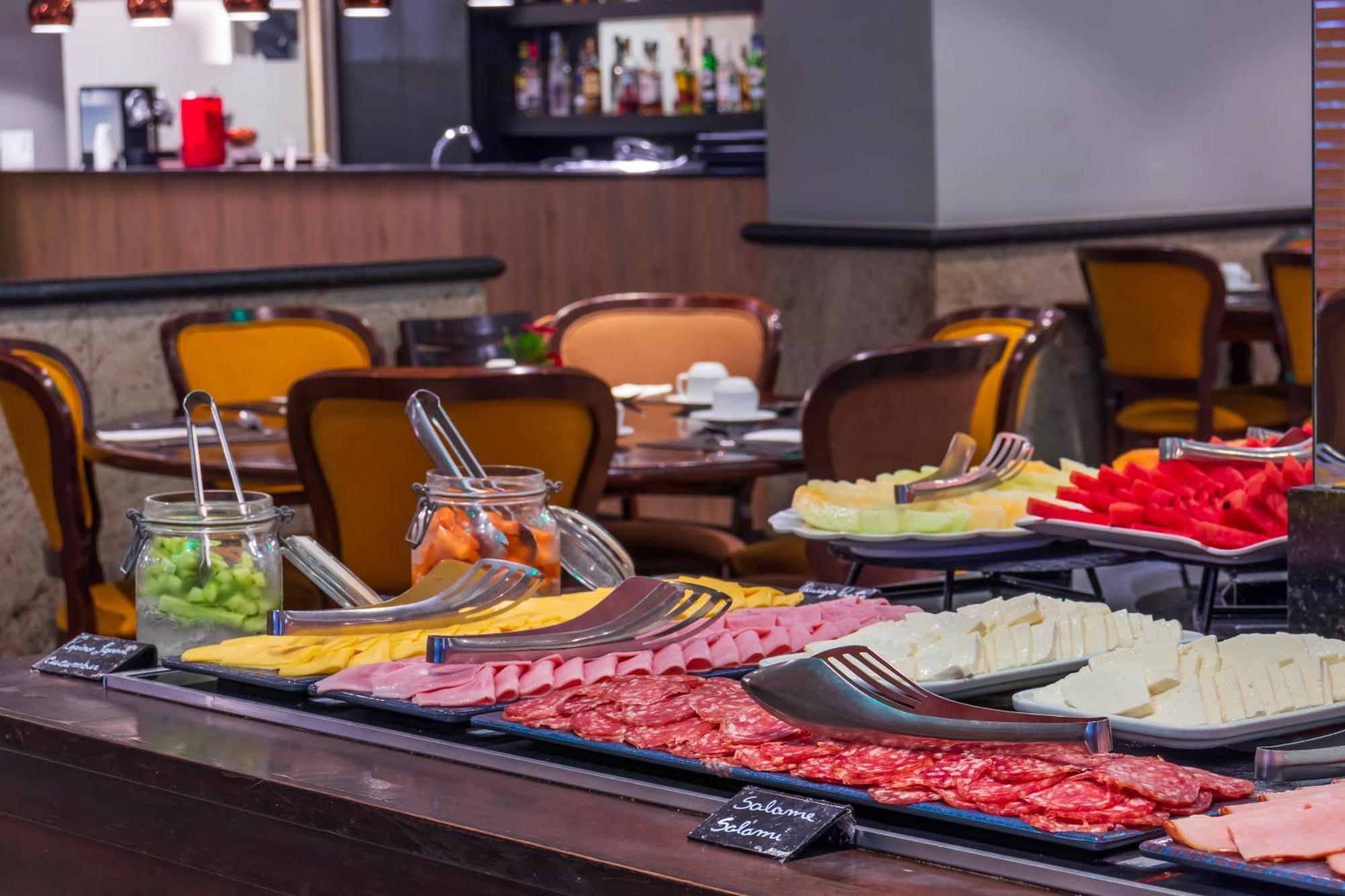 Parque Balneario Hotel Santos By Castelo Itaipava Dış mekan fotoğraf A buffet at a hotel