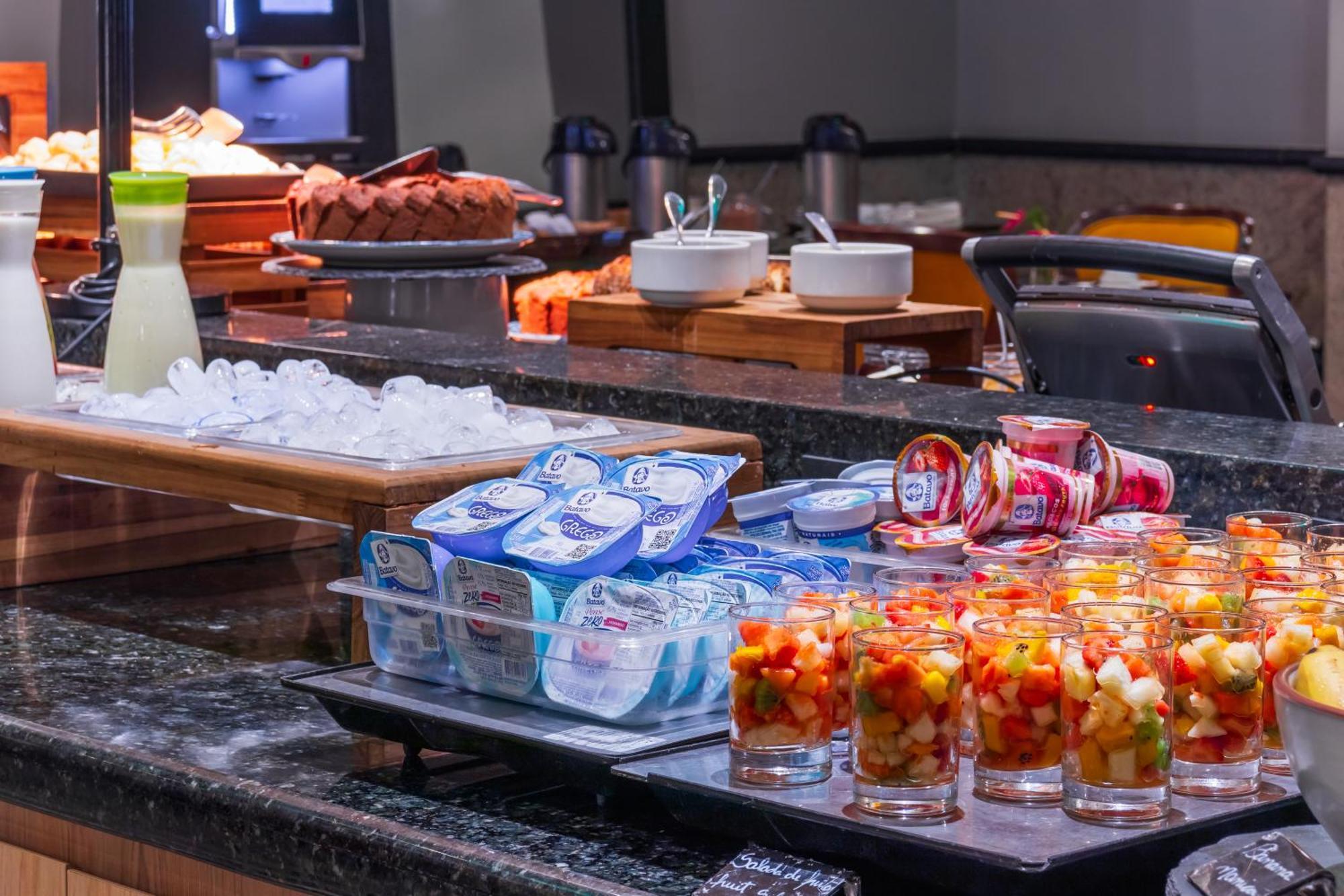 Parque Balneario Hotel Santos By Castelo Itaipava Dış mekan fotoğraf A buffet at a hotel
